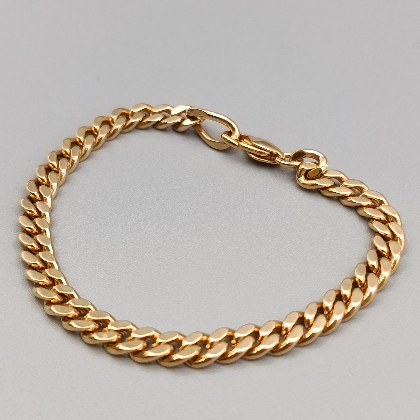 Elegantes Panzerarmband – Klassisches Design in Goldoptik