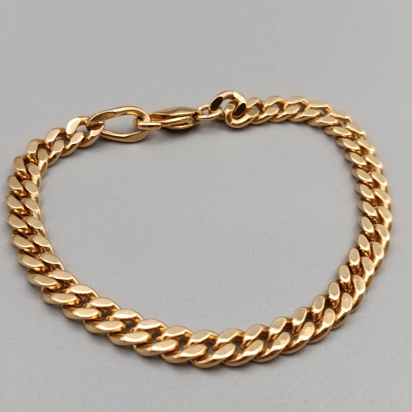 Elegantes Panzerarmband – Klassisches Design in Goldoptik
