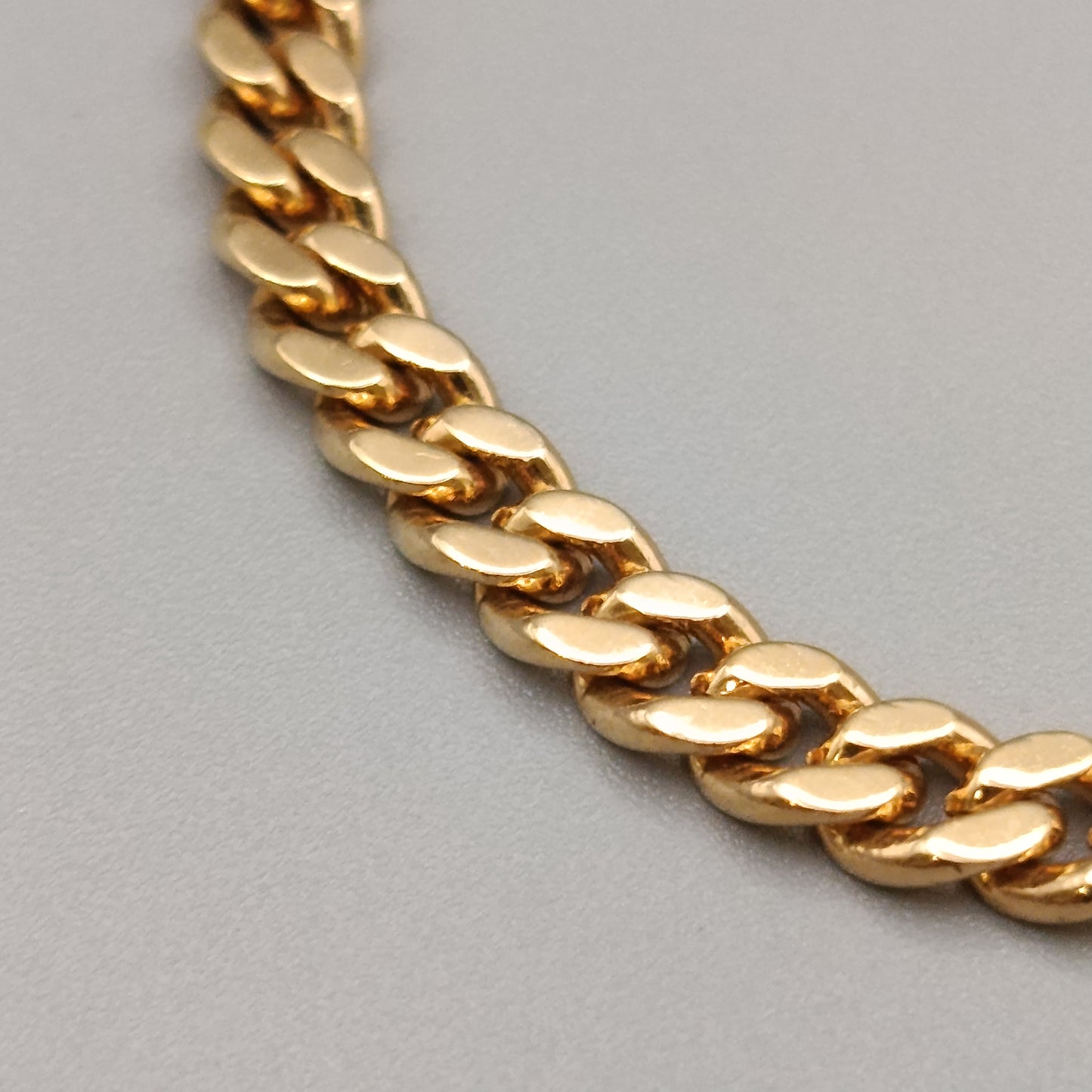 Elegantes Panzerarmband – Klassisches Design in Goldoptik