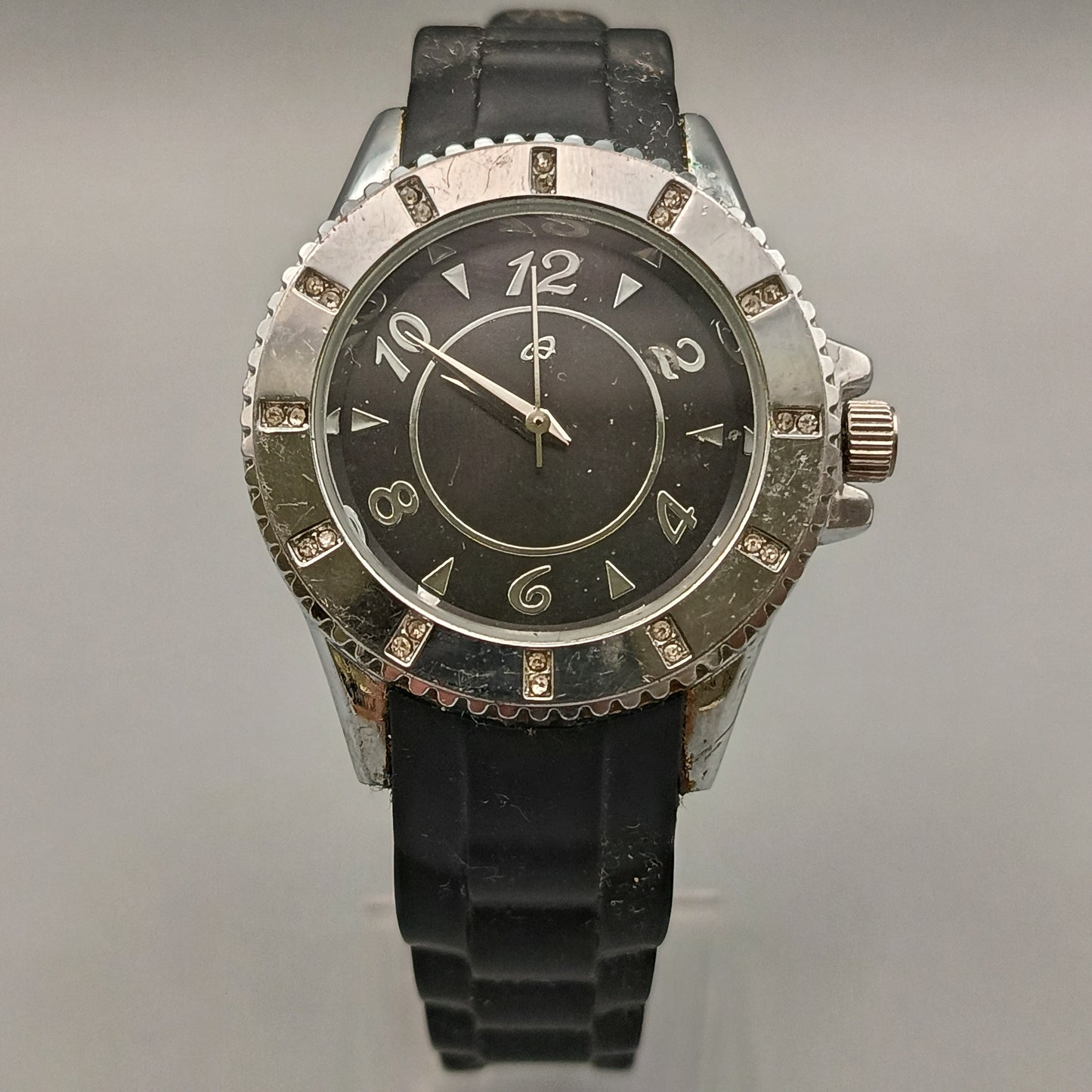 Elegante Damen Uhr – Sportliches Design in Schwarz-Silber