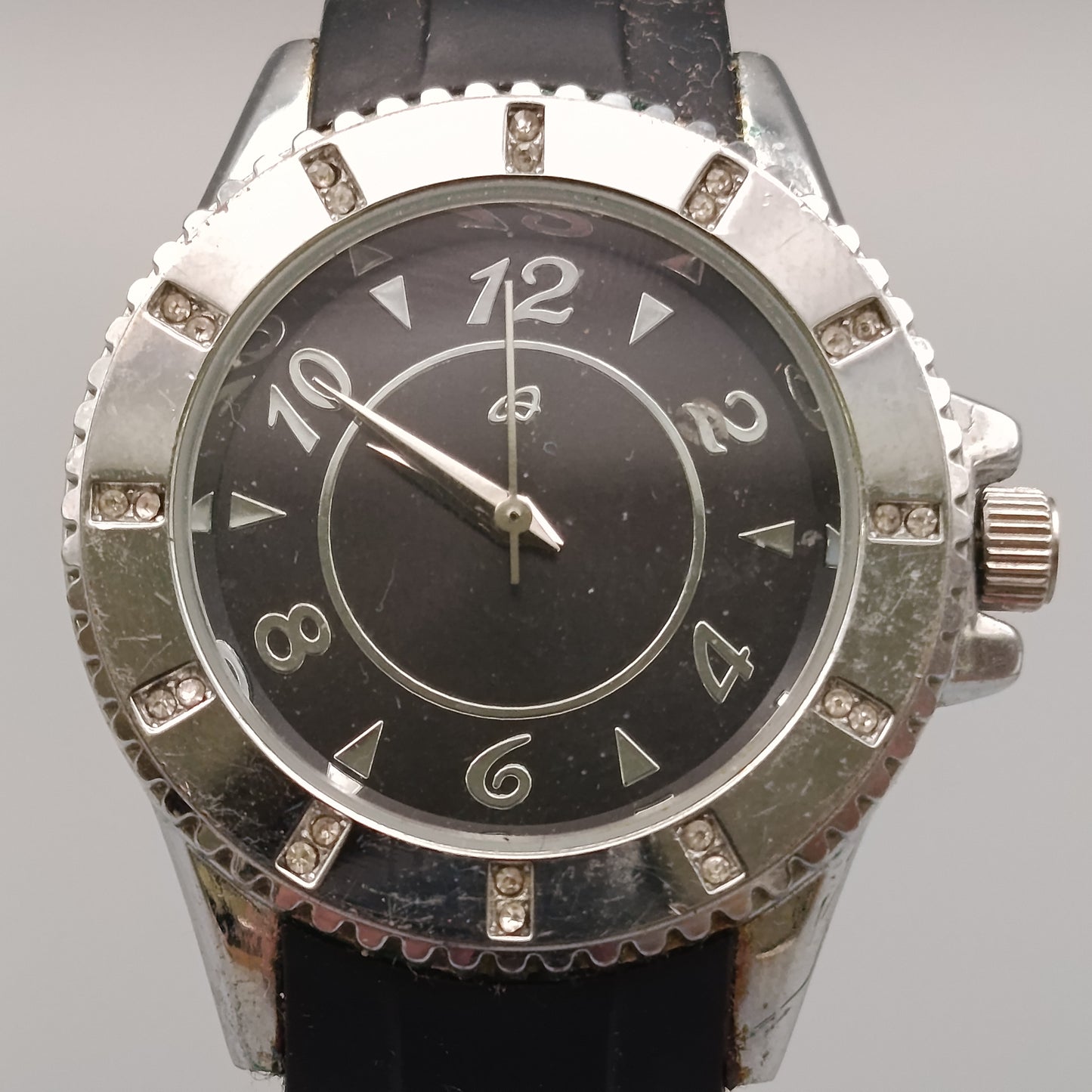 Elegante Damen Uhr – Sportliches Design in Schwarz-Silber
