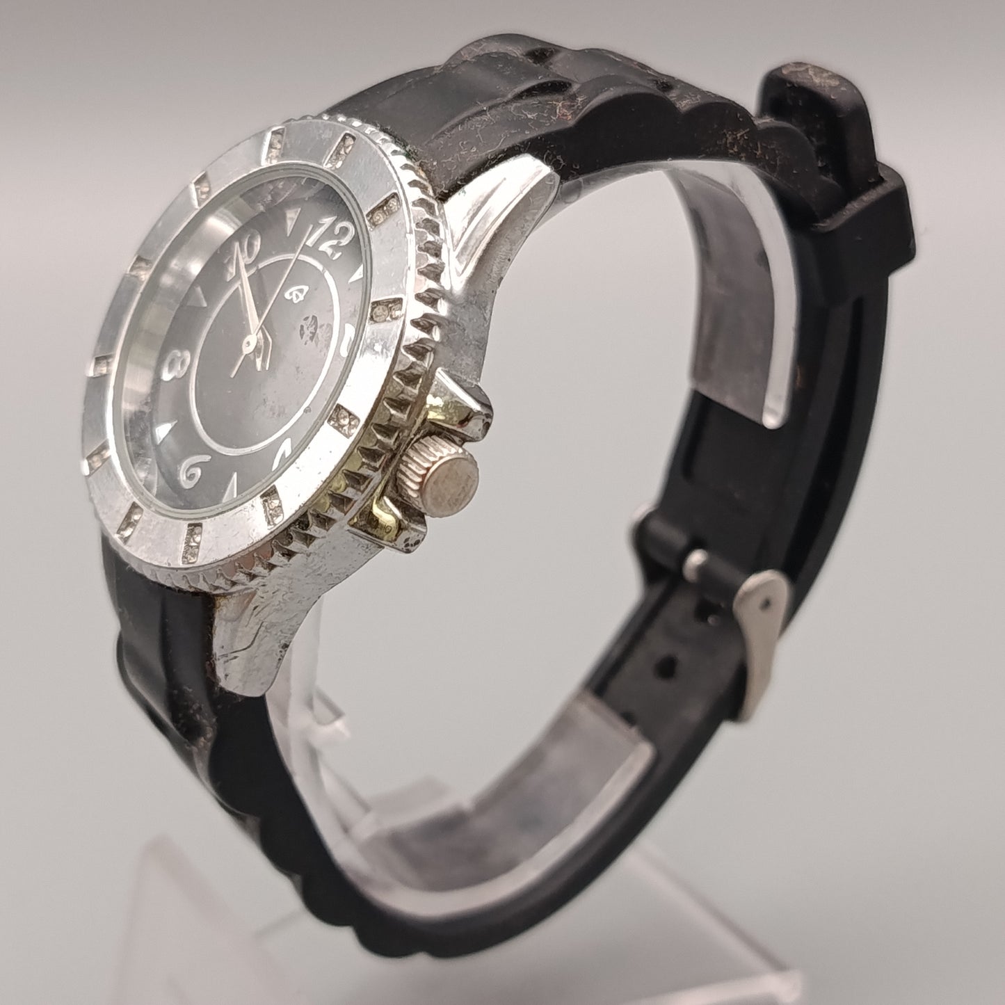 Elegante Damen Uhr – Sportliches Design in Schwarz-Silber