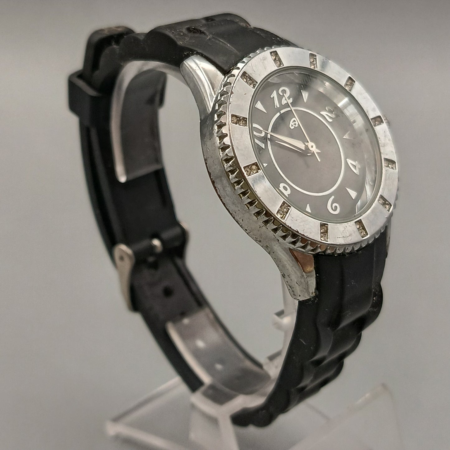 Elegante Damen Uhr – Sportliches Design in Schwarz-Silber