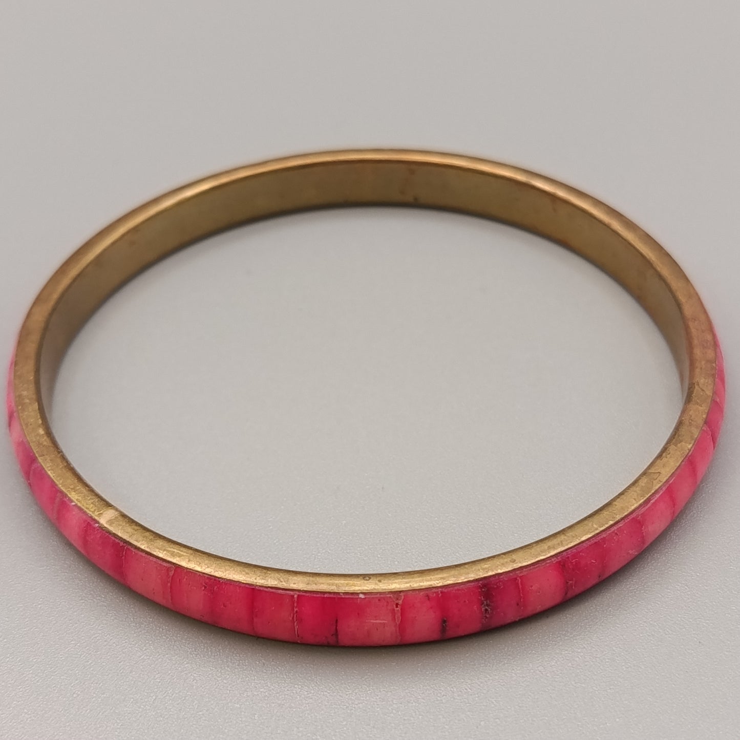 Eleganter Armreif – Stilvolles Design in Rosa und Gold