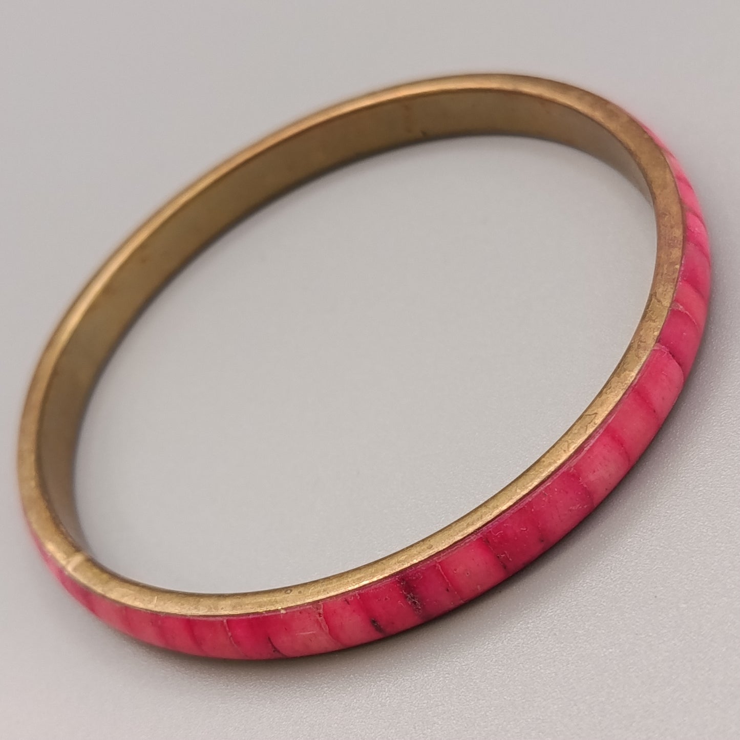 Eleganter Armreif – Stilvolles Design in Rosa und Gold