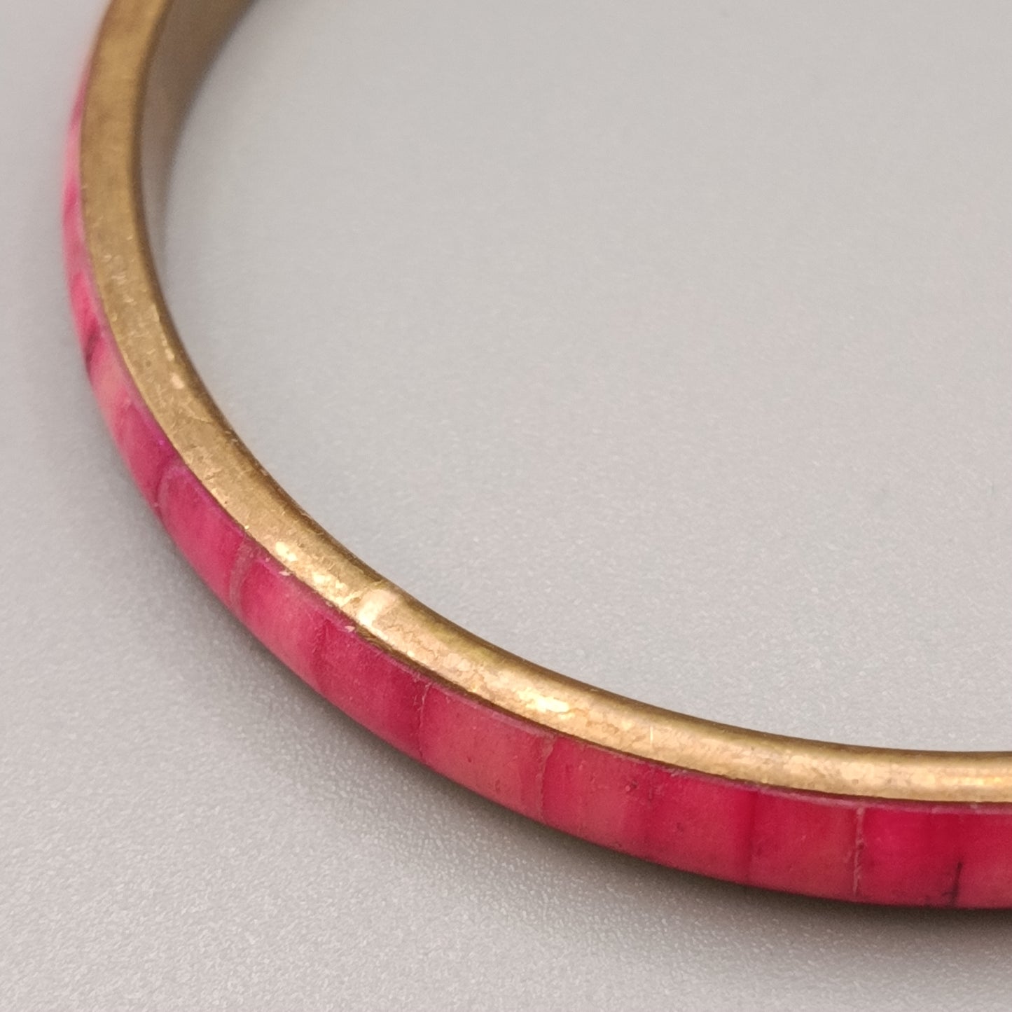 Eleganter Armreif – Stilvolles Design in Rosa und Gold