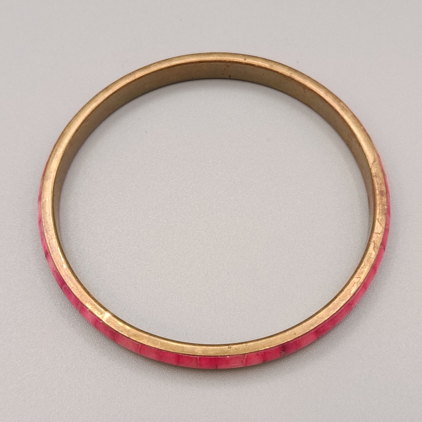 Eleganter Armreif – Stilvolles Design in Rosa und Gold