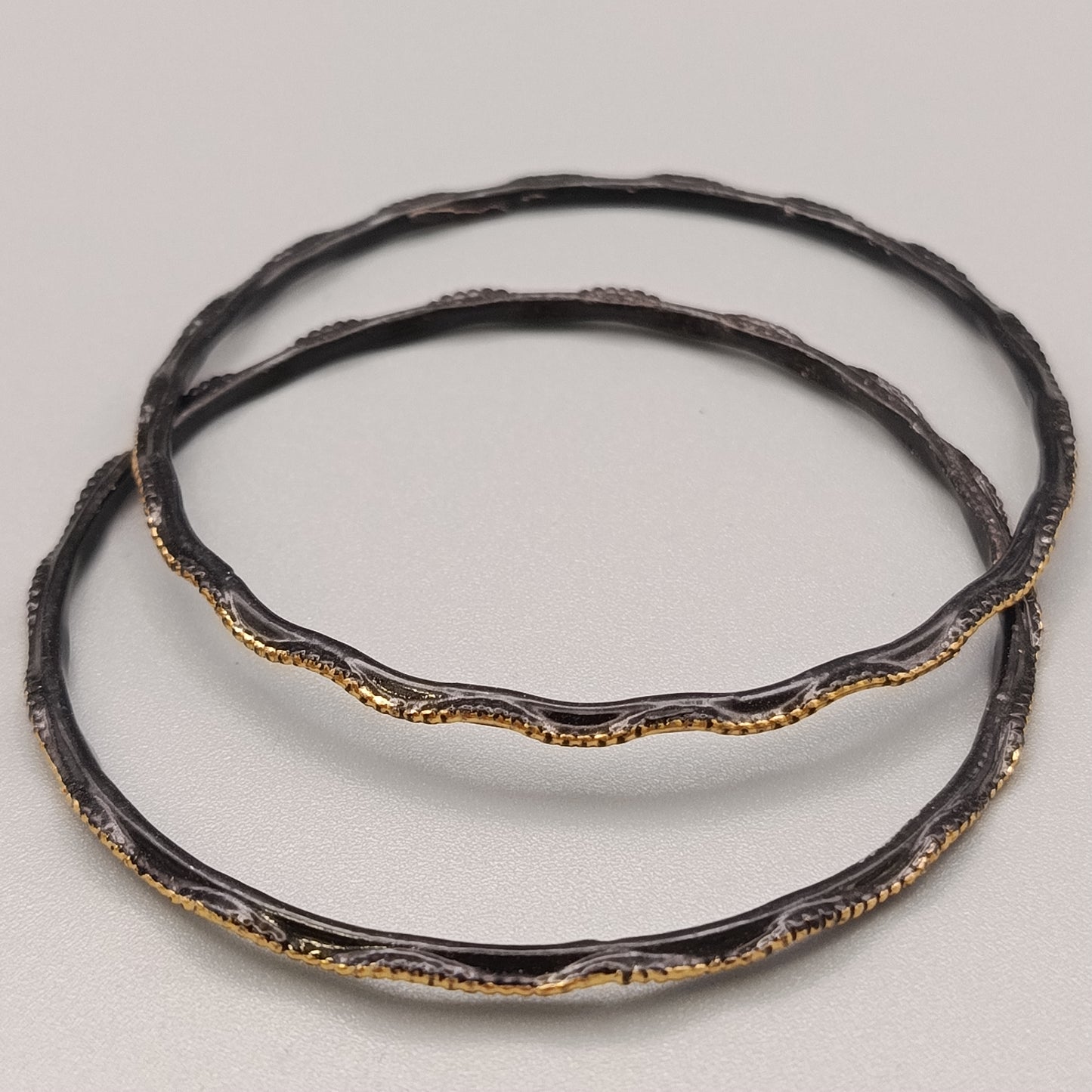Elegante Armreif – Stilvolles Design in Schwarz und Gold