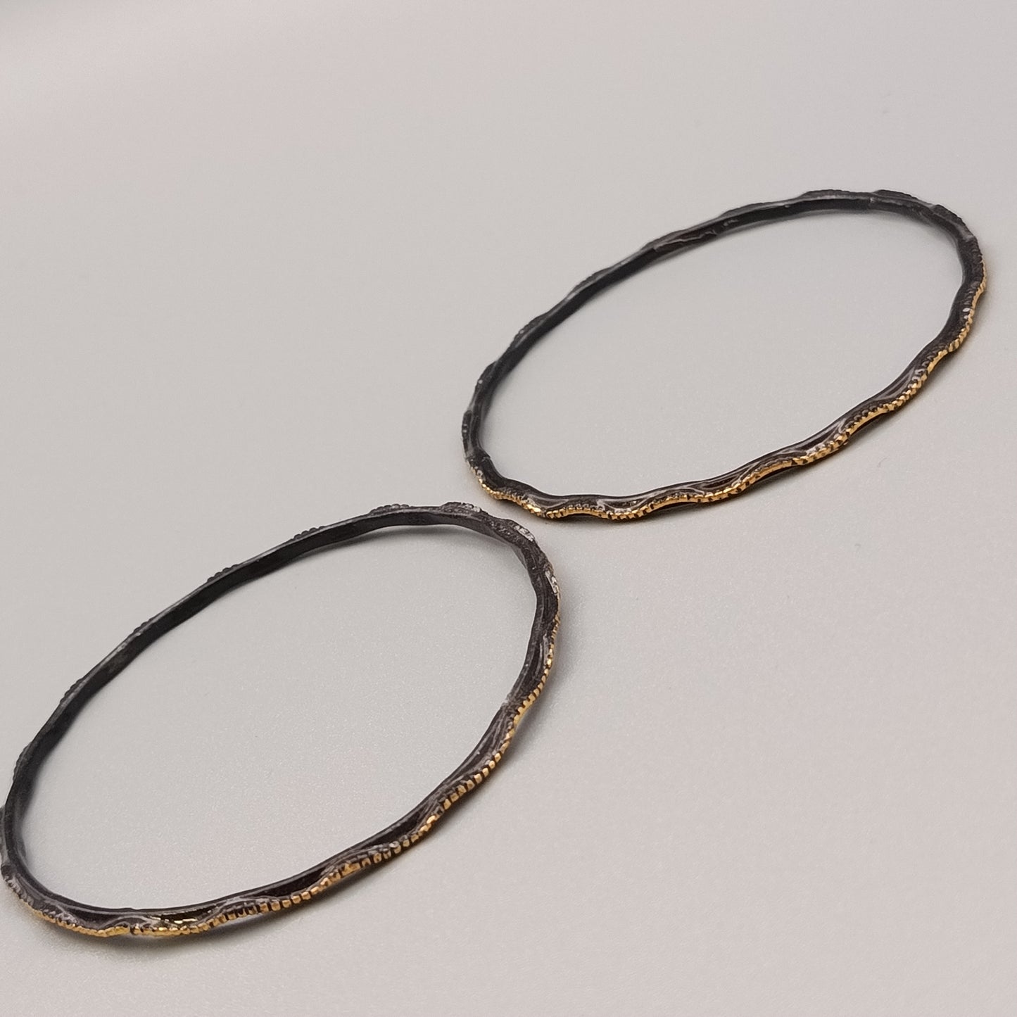 Elegante Armreif – Stilvolles Design in Schwarz und Gold