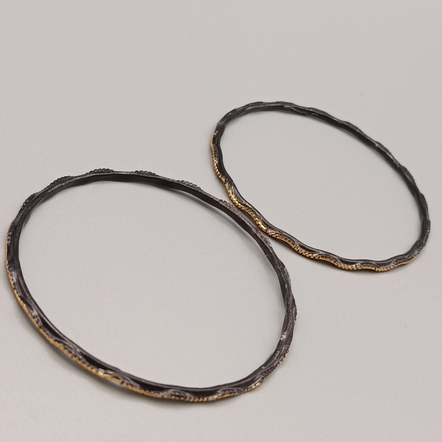 Elegante Armreif – Stilvolles Design in Schwarz und Gold