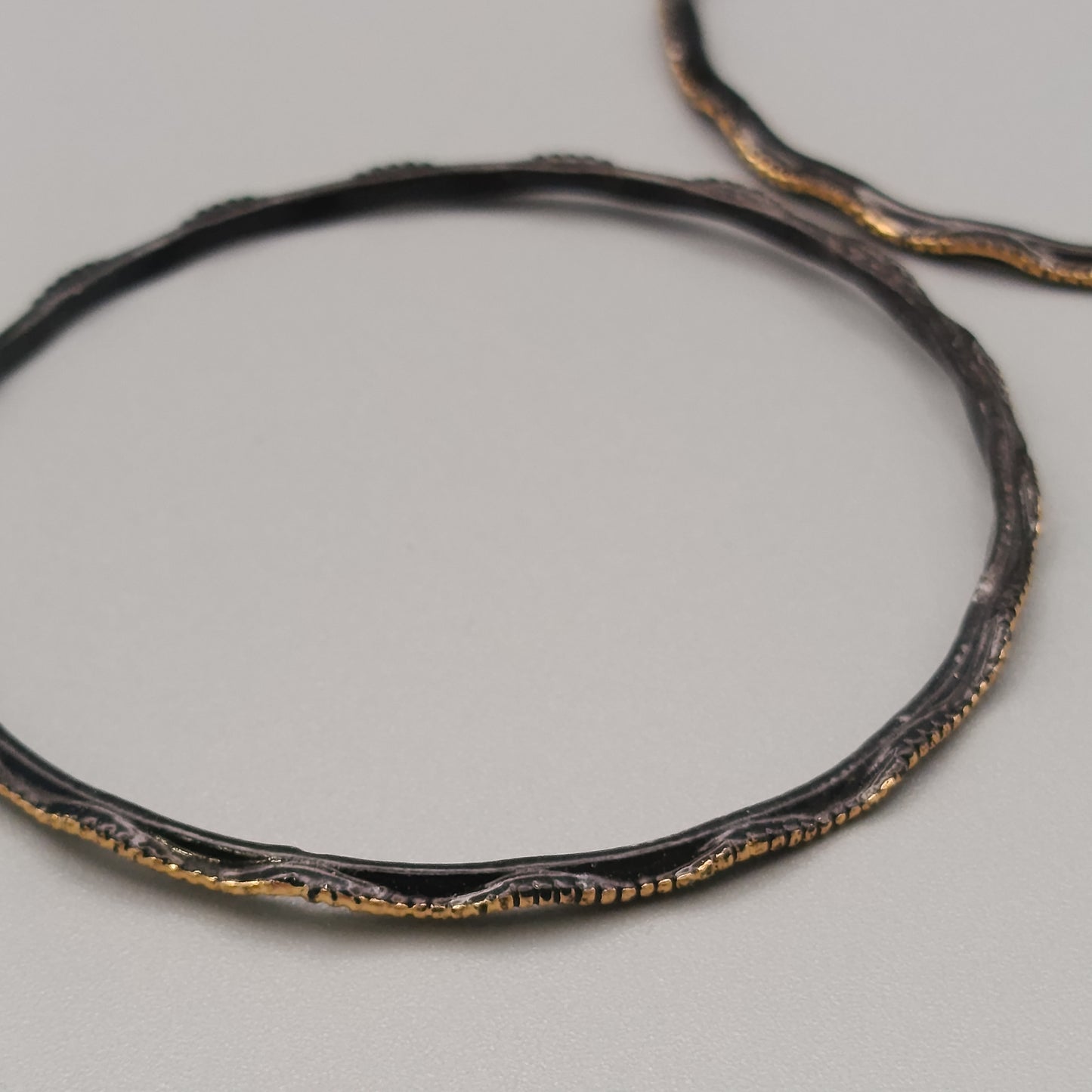 Elegante Armreif – Stilvolles Design in Schwarz und Gold