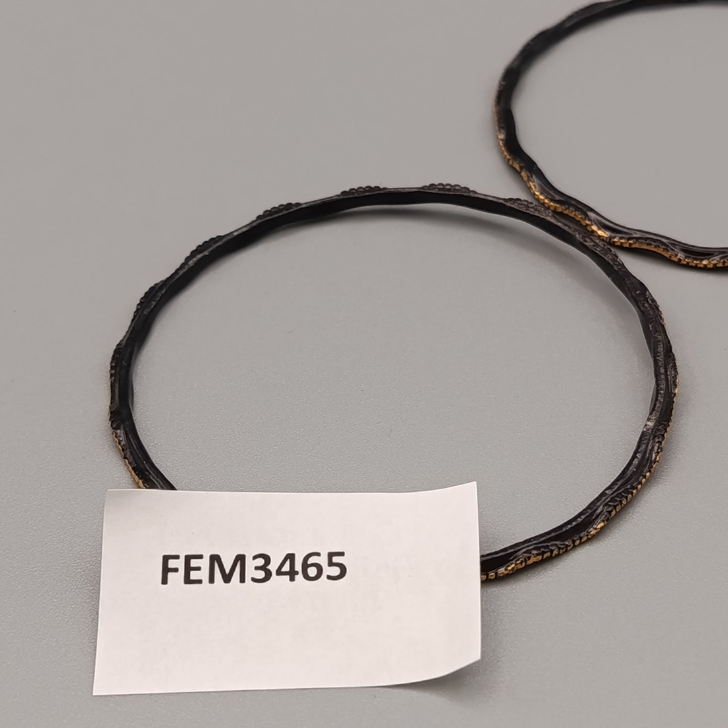 Elegante Armreif – Stilvolles Design in Schwarz und Gold