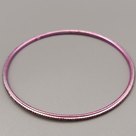 Eleganter Armreif – Klassisches Design in Rosa