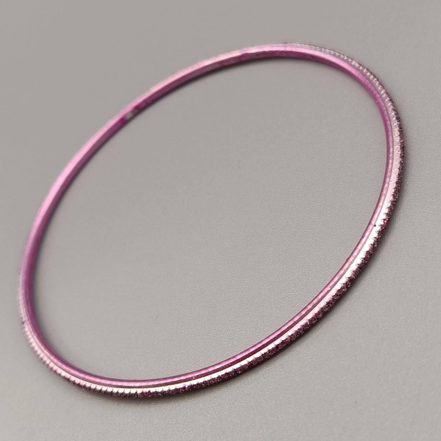 Eleganter Armreif – Klassisches Design in Rosa