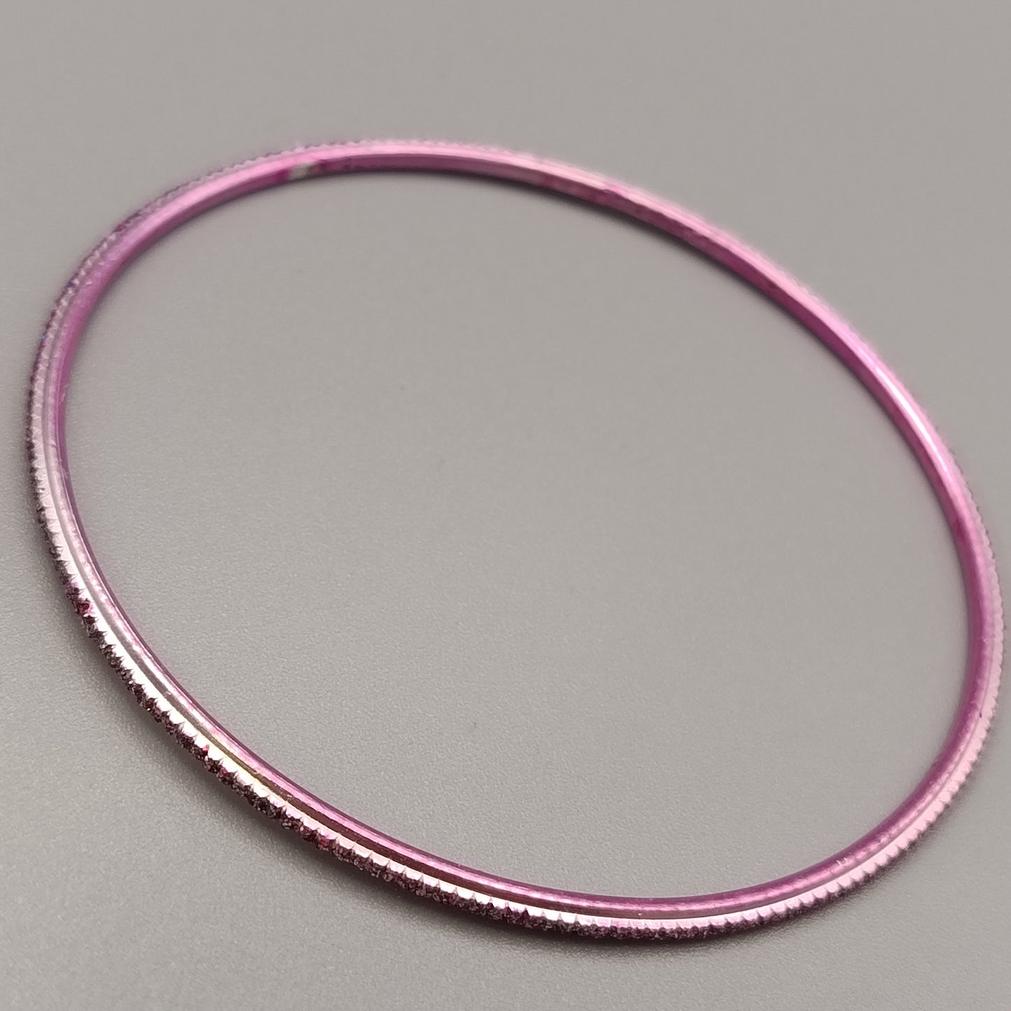 Eleganter Armreif – Klassisches Design in Rosa