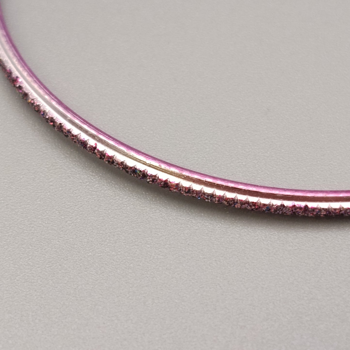 Eleganter Armreif – Klassisches Design in Rosa