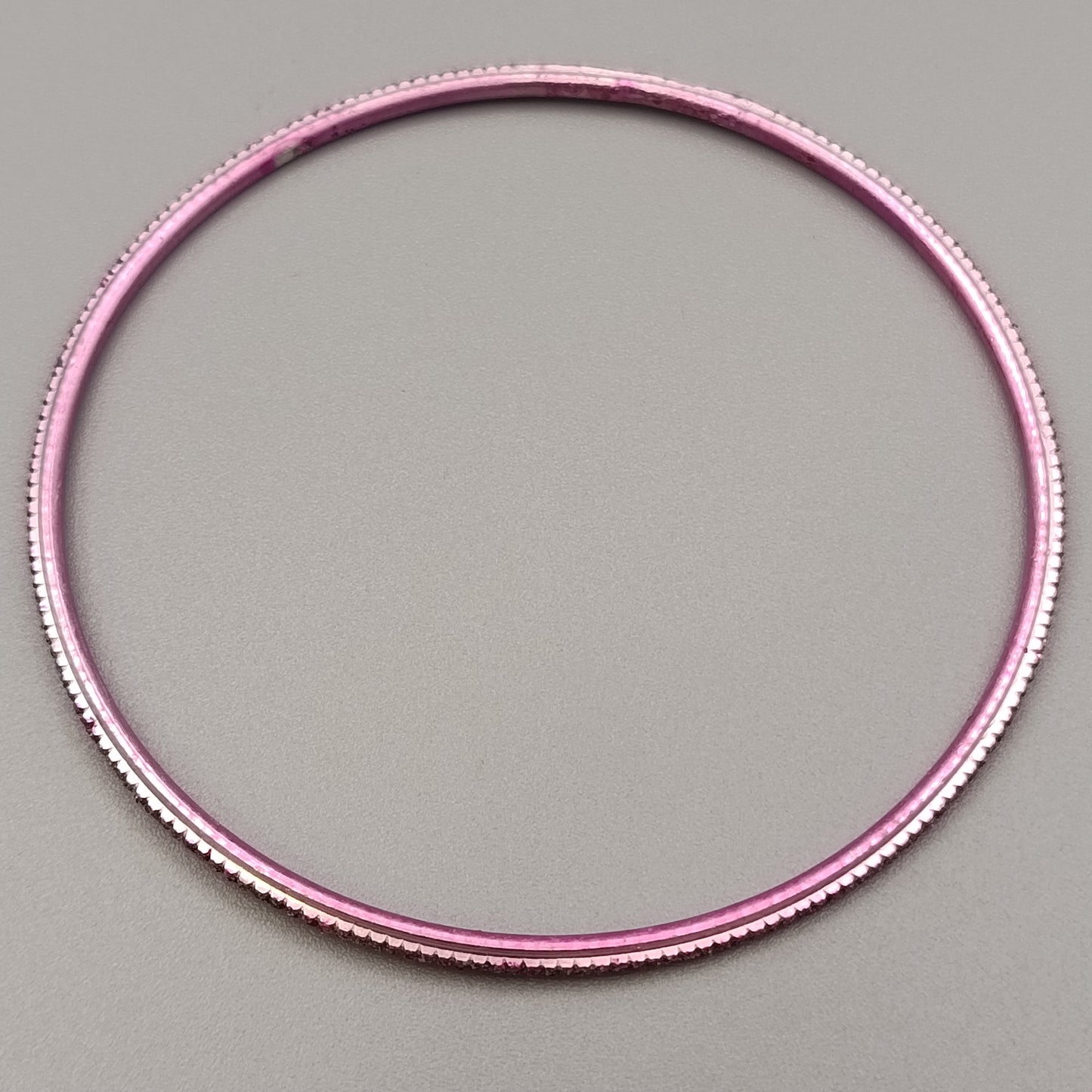 Eleganter Armreif – Klassisches Design in Rosa