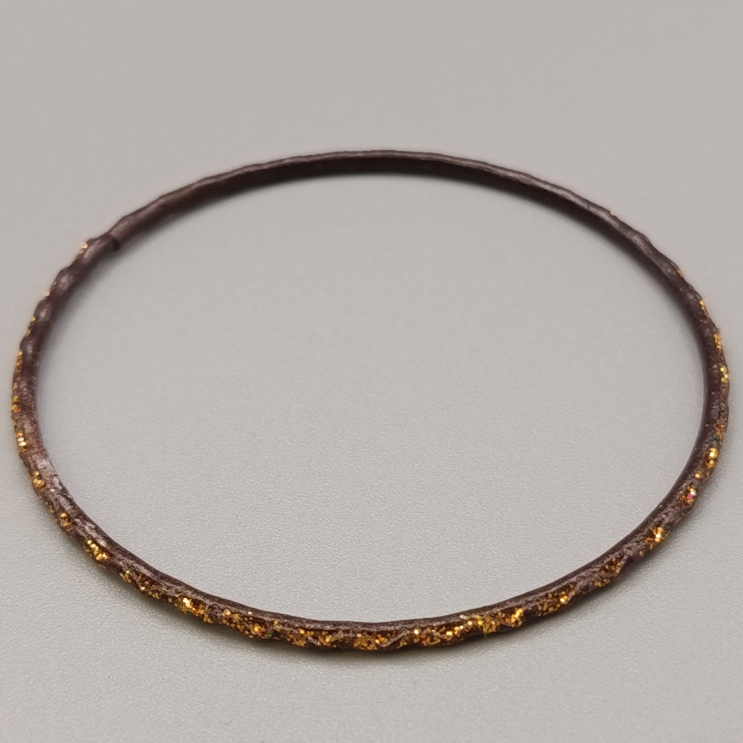 Eleganter Armreif – Stilvolles Design in Braun und Gold