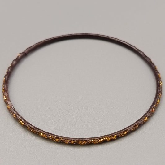 Eleganter Armreif – Stilvolles Design in Braun und Gold