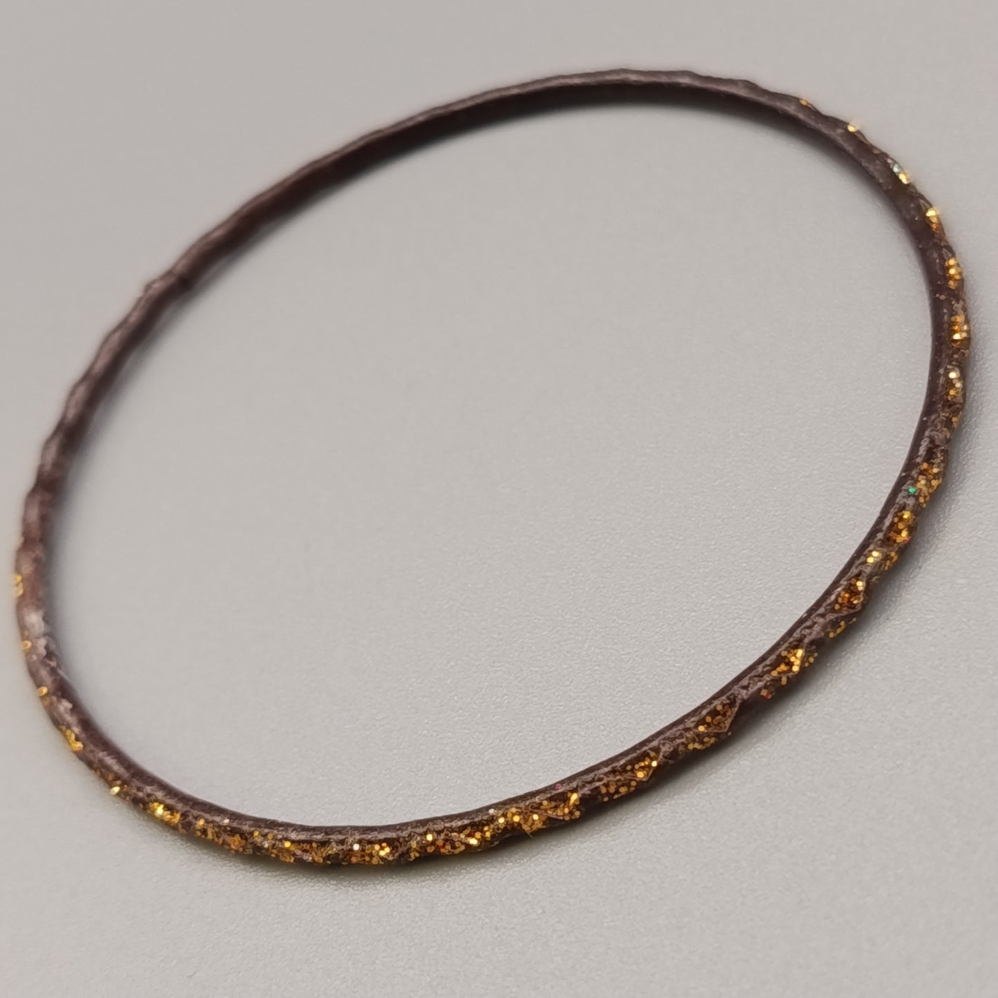Eleganter Armreif – Stilvolles Design in Braun und Gold