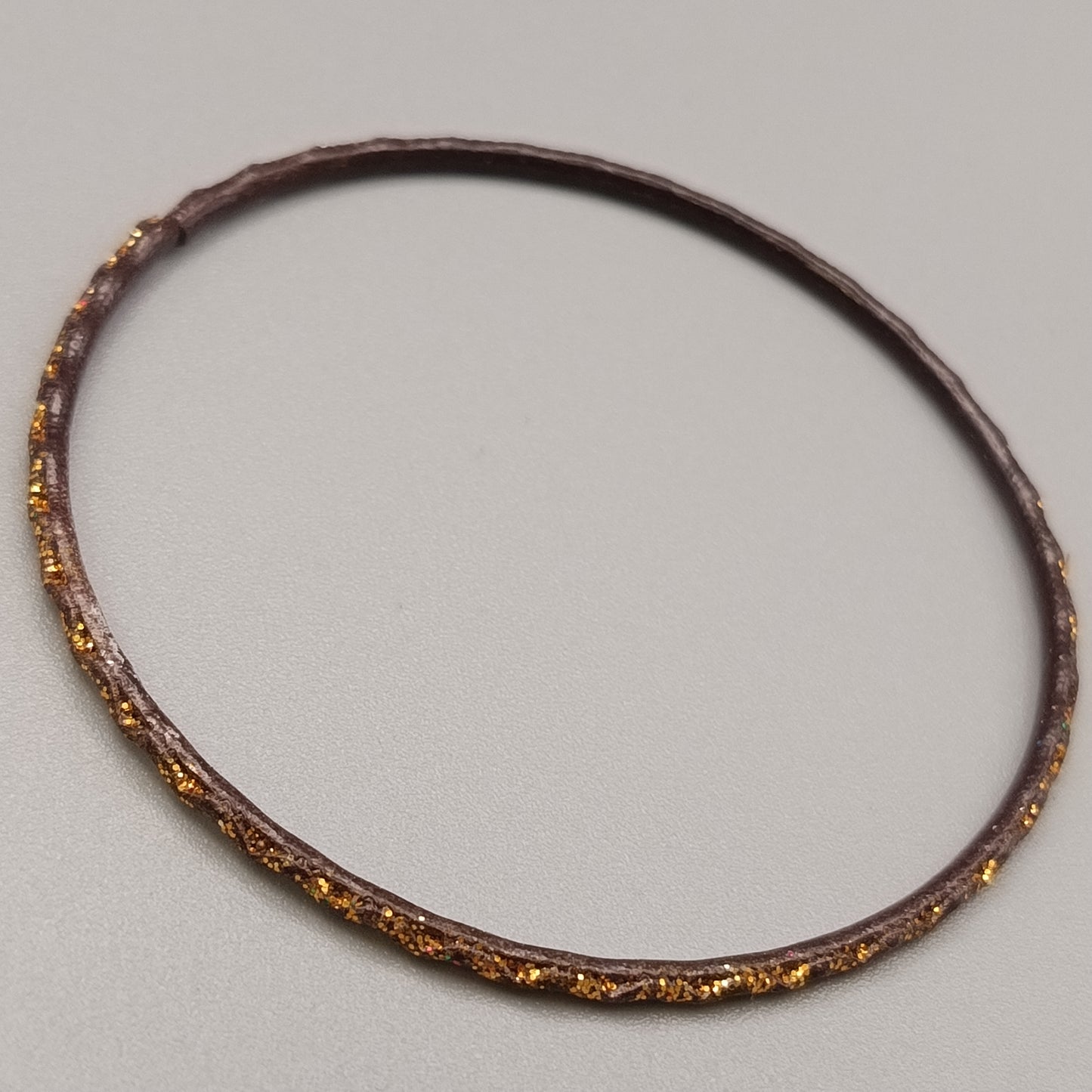 Eleganter Armreif – Stilvolles Design in Braun und Gold