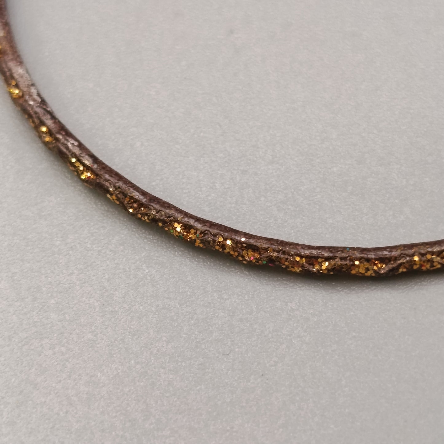 Eleganter Armreif – Stilvolles Design in Braun und Gold