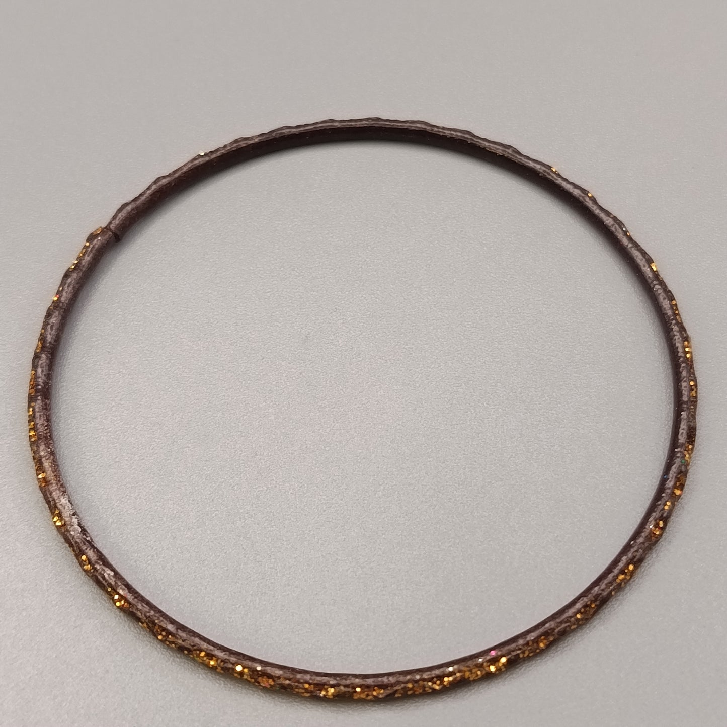 Eleganter Armreif – Stilvolles Design in Braun und Gold