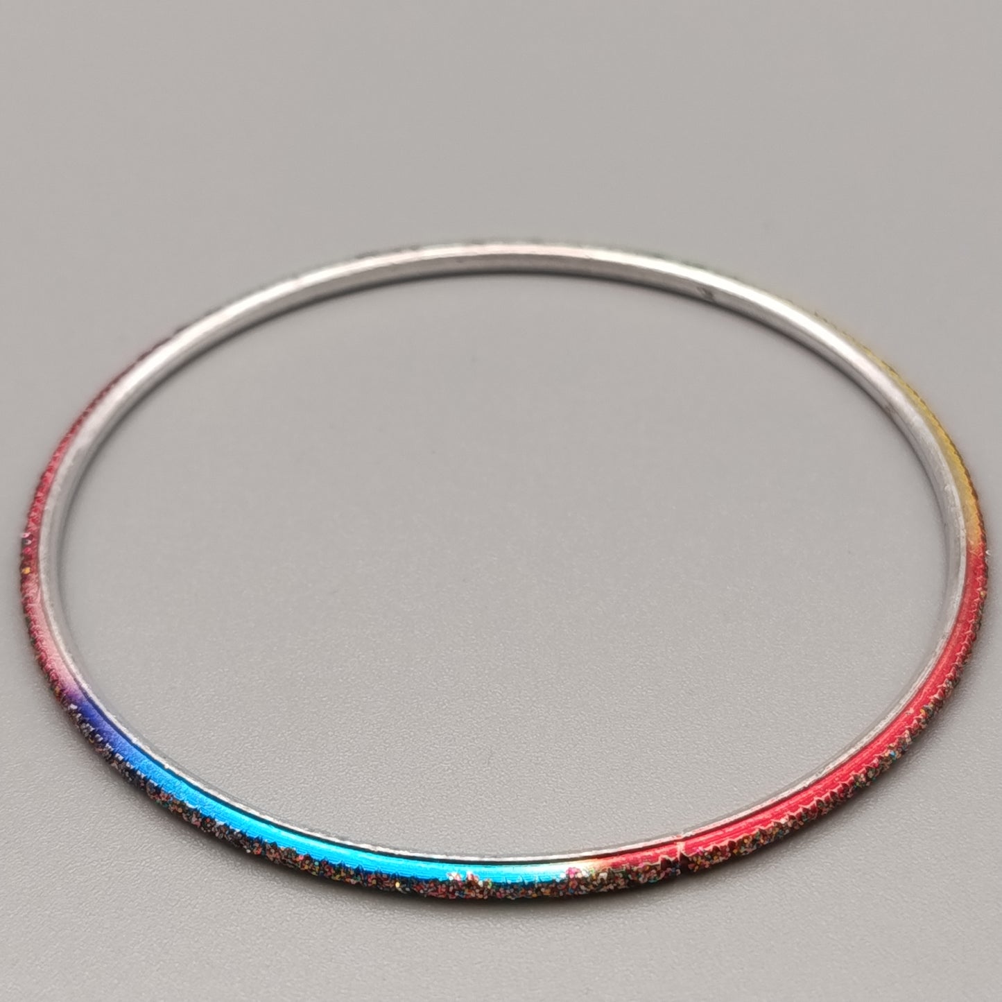 Eleganter Armreif  – Buntes Design in Regenbogenfarben