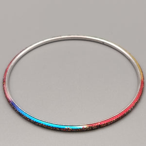 Eleganter Armreif  – Buntes Design in Regenbogenfarben