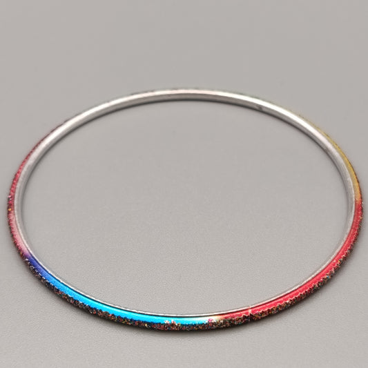 Eleganter Armreif  – Buntes Design in Regenbogenfarben