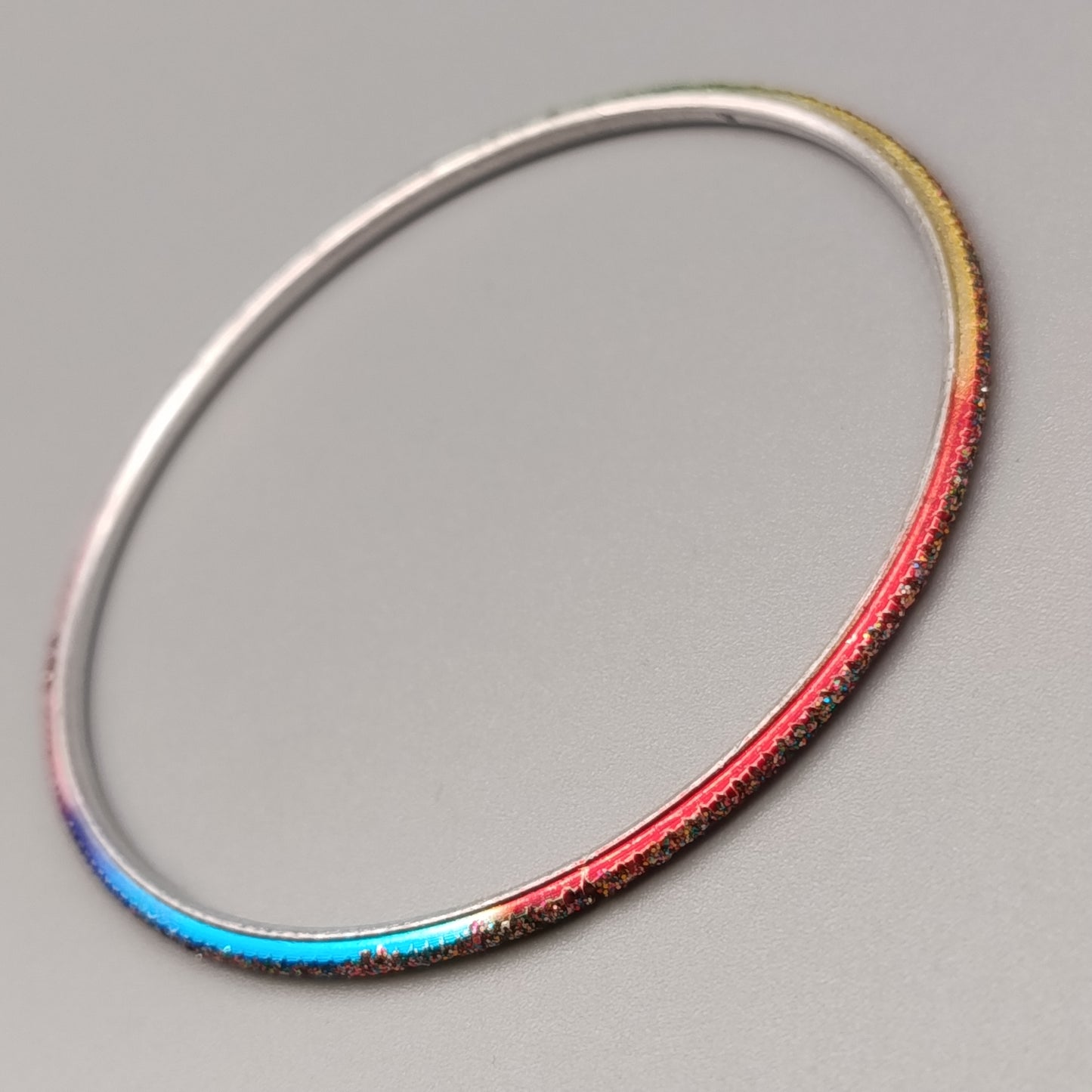 Eleganter Armreif  – Buntes Design in Regenbogenfarben