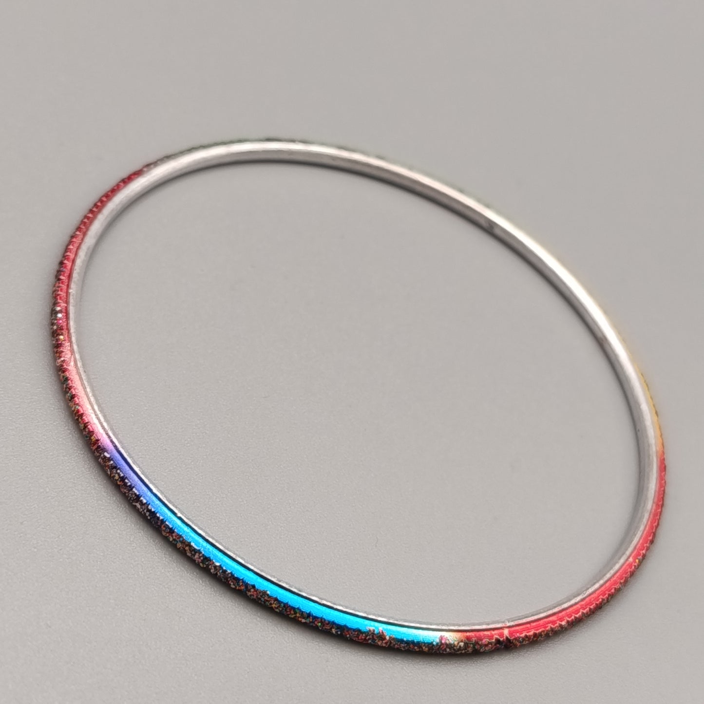 Eleganter Armreif  – Buntes Design in Regenbogenfarben