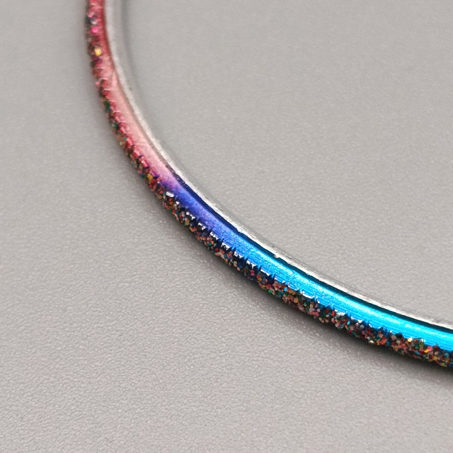 Eleganter Armreif  – Buntes Design in Regenbogenfarben