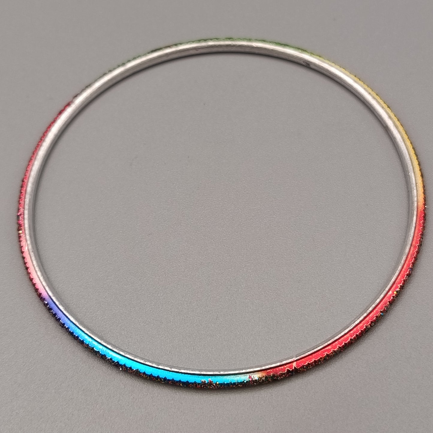 Eleganter Armreif  – Buntes Design in Regenbogenfarben