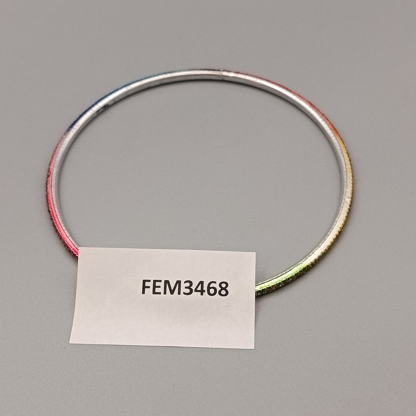 Eleganter Armreif  – Buntes Design in Regenbogenfarben