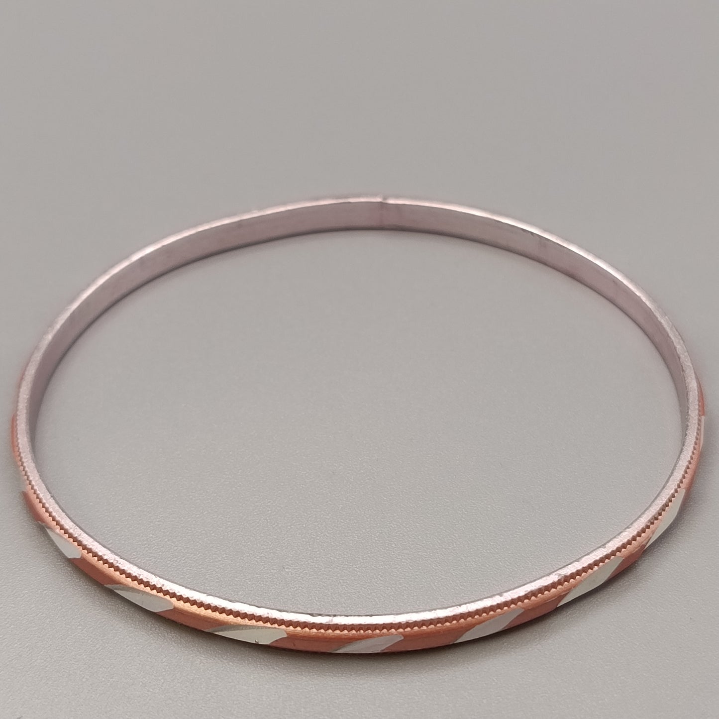 Eleganter Armreif – Klassisches Design in Roségold- und Silberoptik