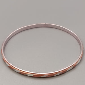 Eleganter Armreif – Klassisches Design in Roségold- und Silberoptik