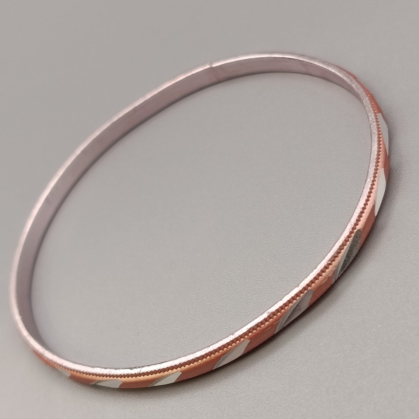Eleganter Armreif – Klassisches Design in Roségold- und Silberoptik