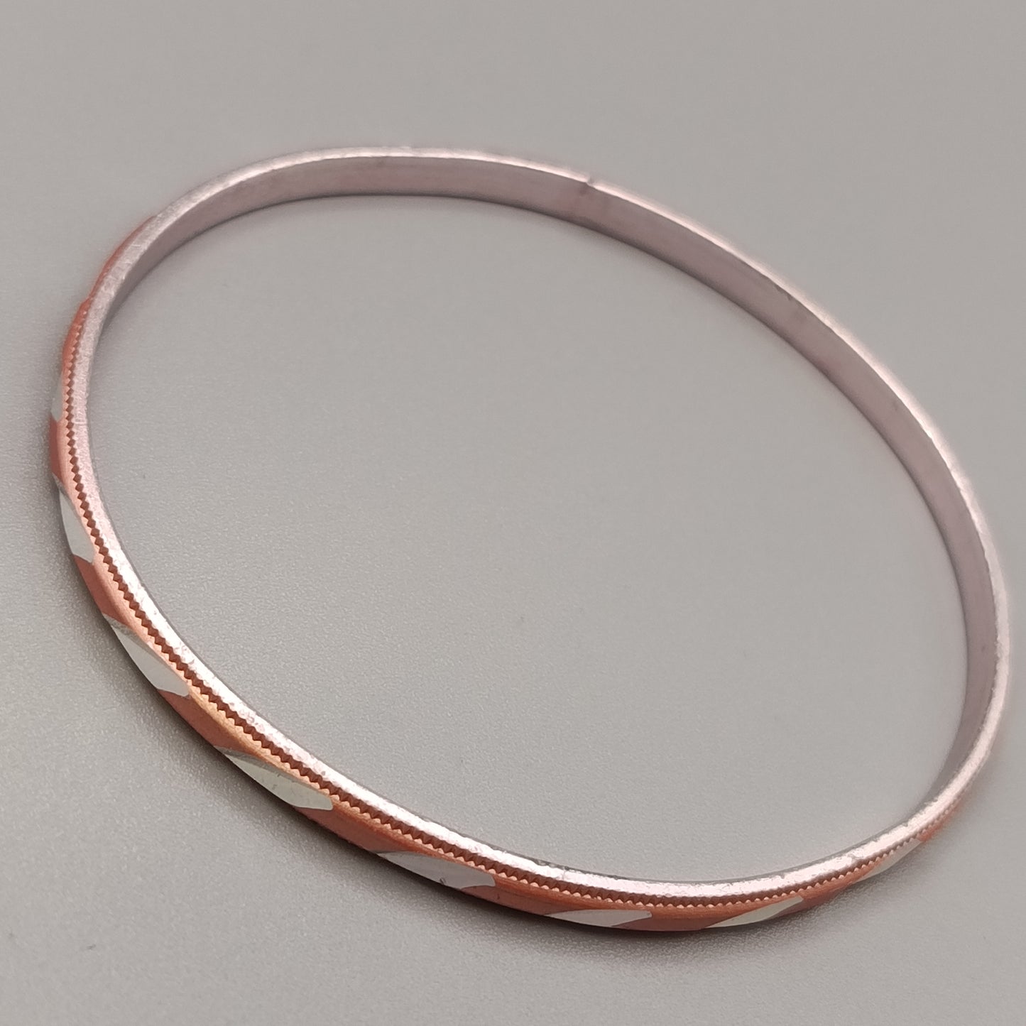 Eleganter Armreif – Klassisches Design in Roségold- und Silberoptik