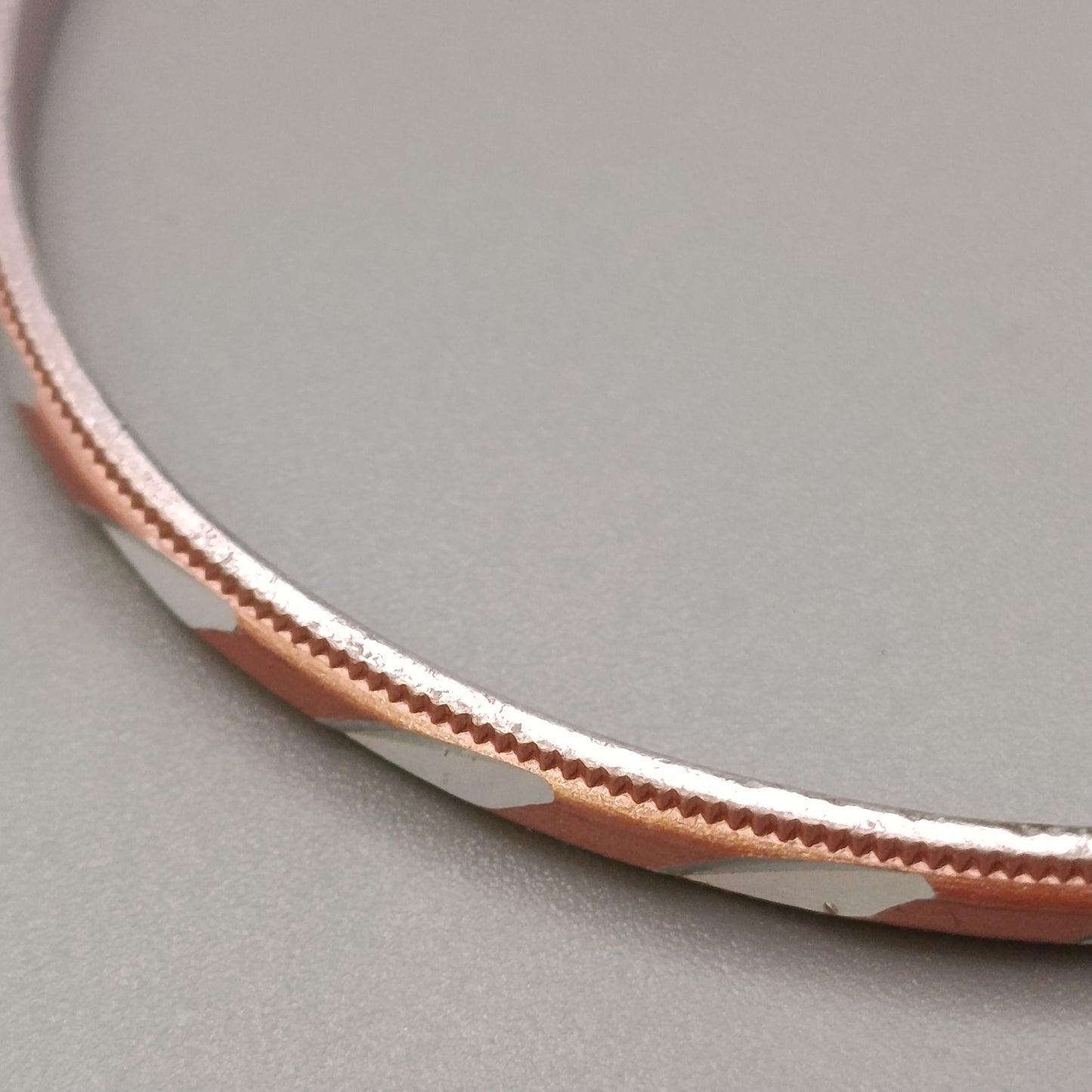 Eleganter Armreif – Klassisches Design in Roségold- und Silberoptik
