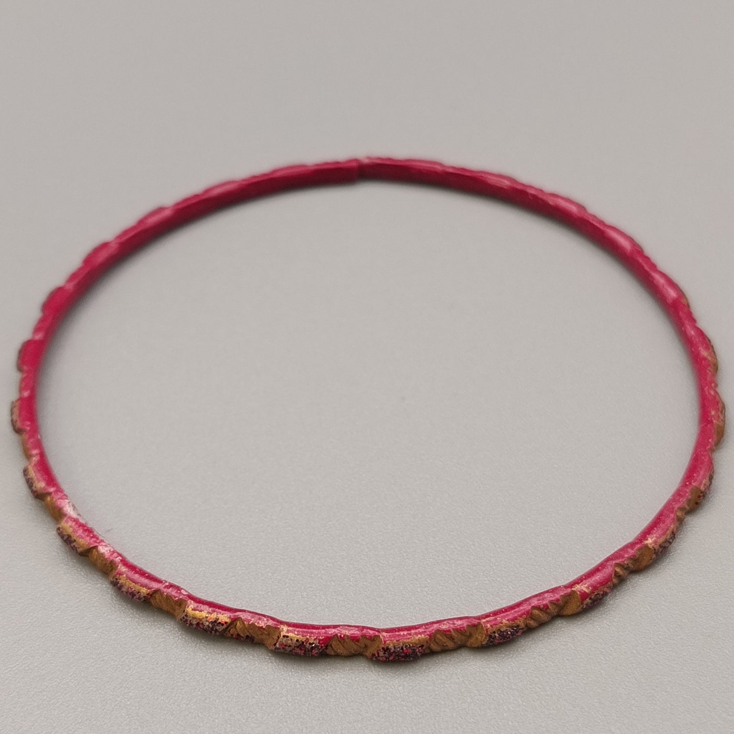 Eleganter Armreif – Stilvolles Design in Rot und Gold