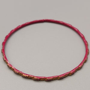 Eleganter Armreif – Stilvolles Design in Rot und Gold