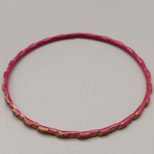 Eleganter Armreif – Stilvolles Design in Rot und Gold