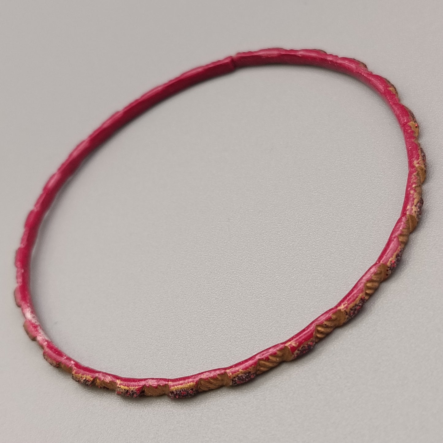 Eleganter Armreif – Stilvolles Design in Rot und Gold