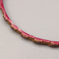 Eleganter Armreif – Stilvolles Design in Rot und Gold