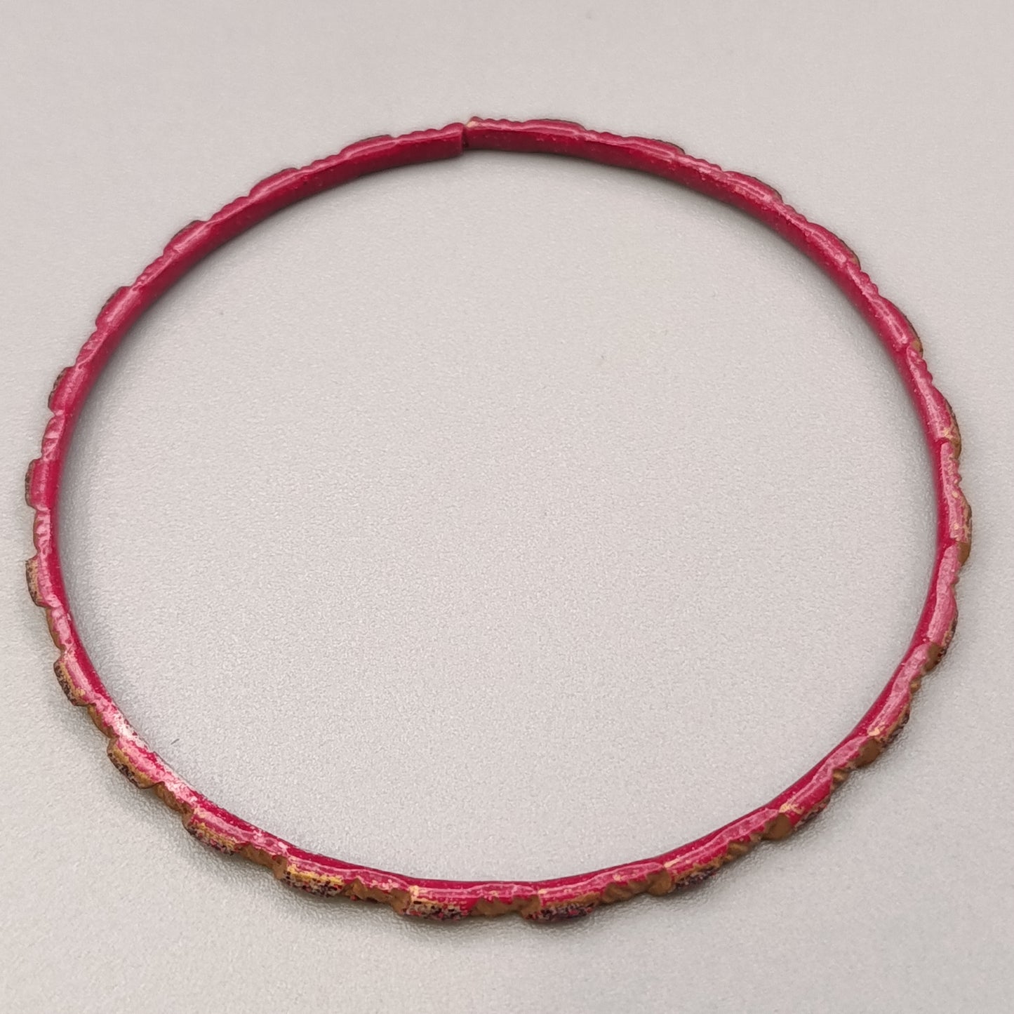 Eleganter Armreif – Stilvolles Design in Rot und Gold