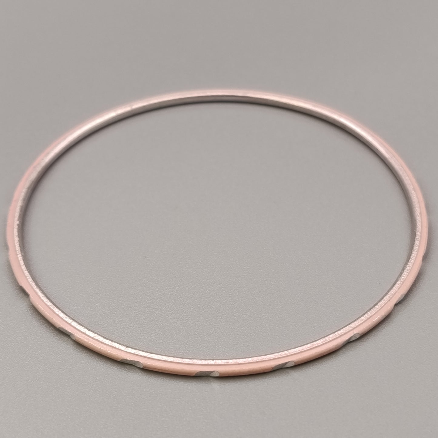 Eleganter Armreif – Zartes Design in Rosa und Silberoptik