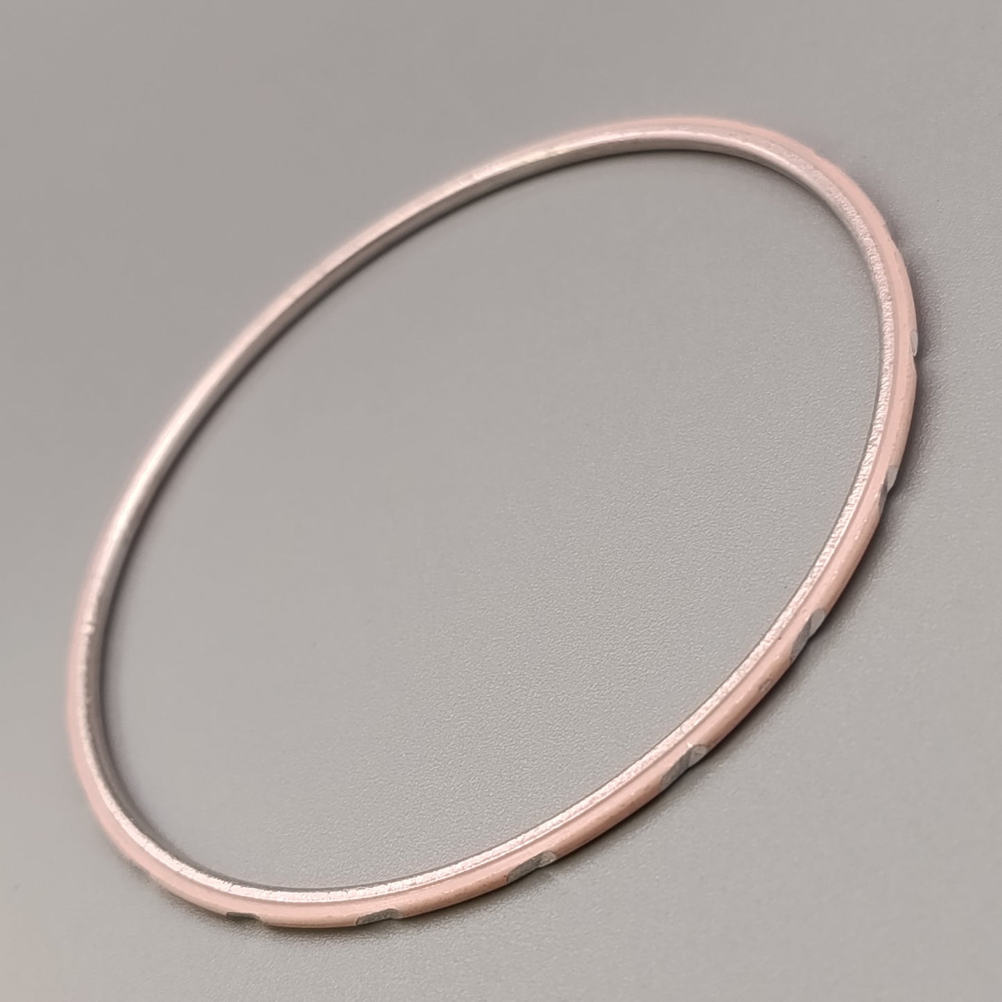 Eleganter Armreif – Zartes Design in Rosa und Silberoptik