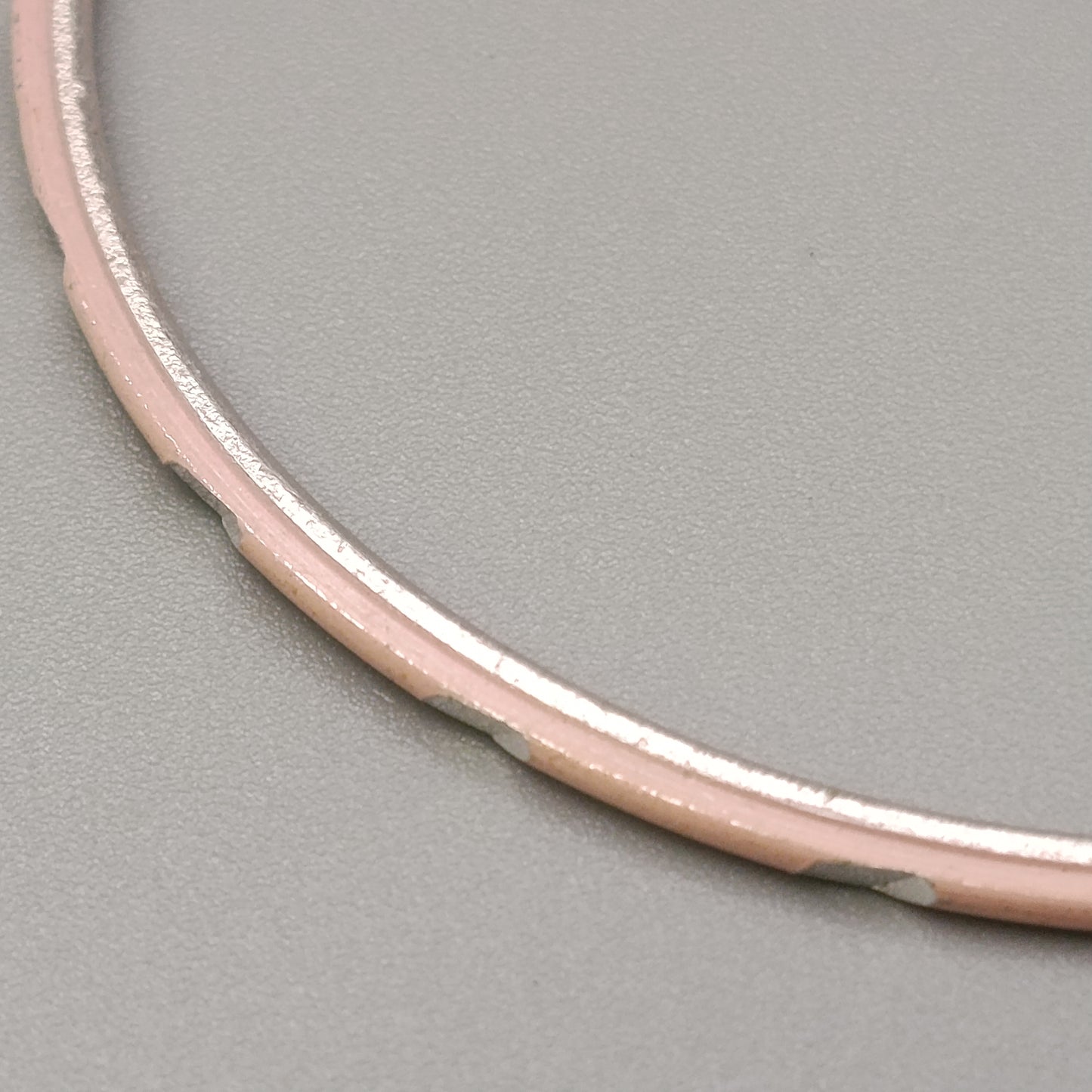 Eleganter Armreif – Zartes Design in Rosa und Silberoptik
