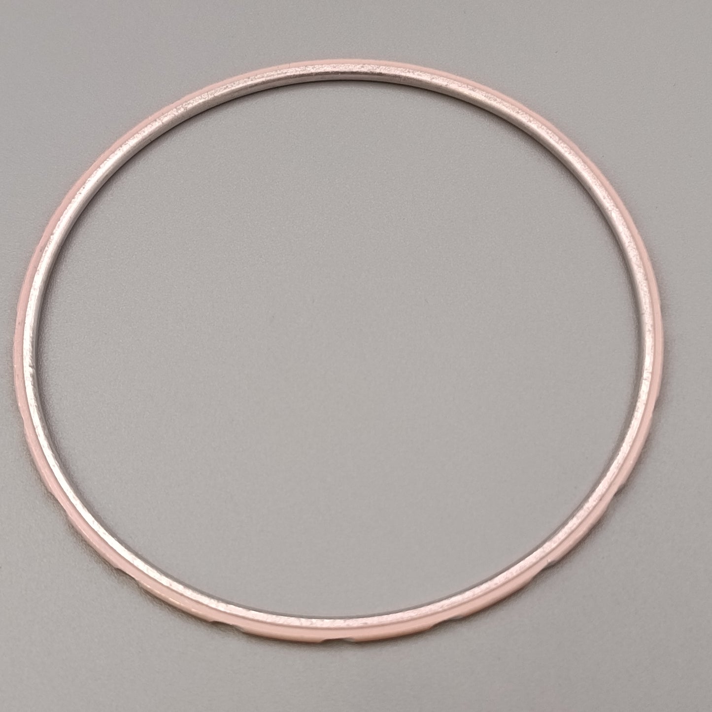 Eleganter Armreif – Zartes Design in Rosa und Silberoptik